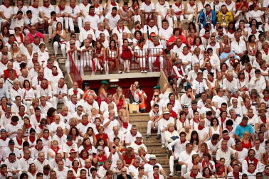Público asistente a la Plaza de Toros de Pamplona durante la primera corrida de la Feria dle Toro 2018.