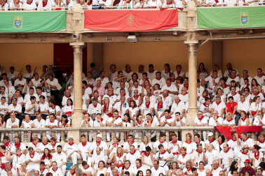 Público asistente a la Plaza de Toros de Pamplona durante la primera corrida de la Feria dle Toro 2018.
