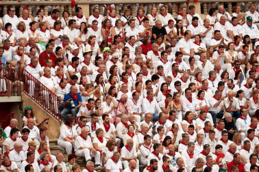 Público asistente a la Plaza de Toros de Pamplona durante la primera corrida de la Feria dle Toro 2018.