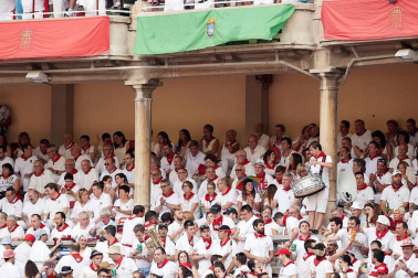 Público asistente a la Plaza de Toros de Pamplona durante la primera corrida de la Feria dle Toro 2018.