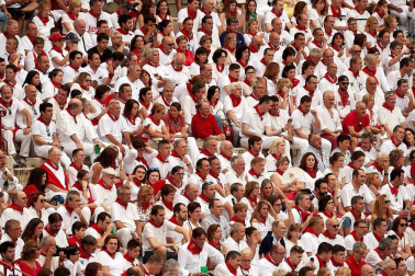 Público asistente a la Plaza de Toros de Pamplona durante la primera corrida de la Feria dle Toro 2018.