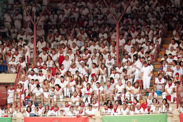 Público asistente a la Plaza de Toros de Pamplona durante la primera corrida de la Feria dle Toro 2018.