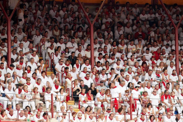 Público asistente a la Plaza de Toros de Pamplona durante la primera corrida de la Feria dle Toro 2018.