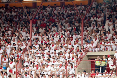 Público asistente a la Plaza de Toros de Pamplona durante la primera corrida de la Feria dle Toro 2018.