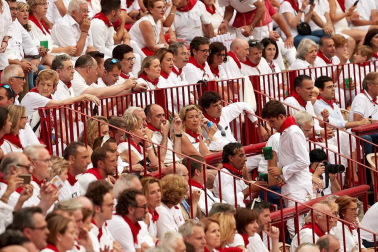 Público asistente a la Plaza de Toros de Pamplona durante la primera corrida de la Feria dle Toro 2018.