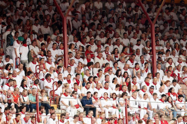 Público asistente a la Plaza de Toros de Pamplona durante la primera corrida de la Feria dle Toro 2018.