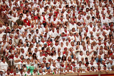Público asistente a la Plaza de Toros de Pamplona durante la primera corrida de la Feria dle Toro 2018.