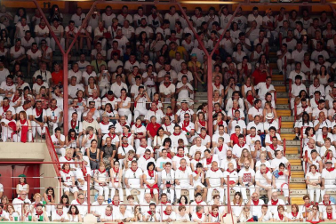 Público asistente a la Plaza de Toros de Pamplona durante la primera corrida de la Feria dle Toro 2018.