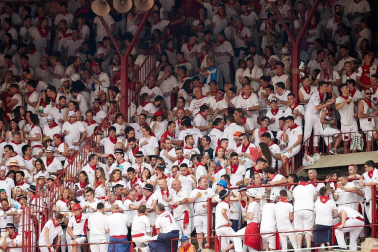 Público asistente a la Plaza de Toros de Pamplona durante la primera corrida de la Feria dle Toro 2018.