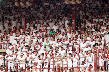 Público asistente a la Plaza de Toros de Pamplona durante la primera corrida de la Feria dle Toro 2018.