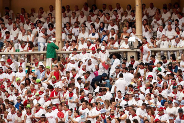 Público asistente a la Plaza de Toros de Pamplona durante la primera corrida de la Feria dle Toro 2018.