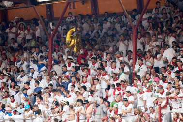 Público asistente a la Plaza de Toros de Pamplona durante la primera corrida de la Feria dle Toro 2018.