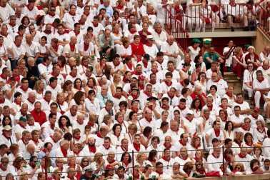 Público asistente a la Plaza de Toros de Pamplona durante la primera corrida de la Feria dle Toro 2018.