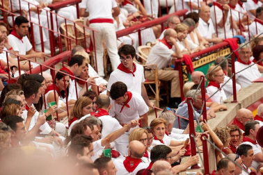 Público asistente a la Plaza de Toros de Pamplona durante la primera corrida de la Feria dle Toro 2018.