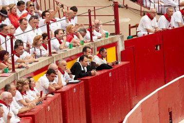 Público asistente a la Plaza de Toros de Pamplona durante la primera corrida de la Feria dle Toro 2018.