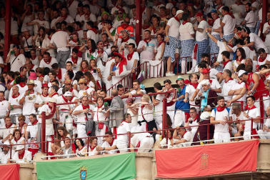 Público asistente a la Plaza de Toros de Pamplona durante la primera corrida de la Feria dle Toro 2018.