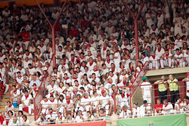Público asistente a la Plaza de Toros de Pamplona durante la primera corrida de la Feria dle Toro 2018.