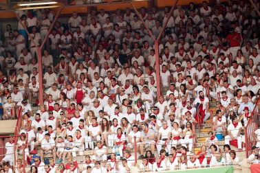 Público asistente a la Plaza de Toros de Pamplona durante la primera corrida de la Feria dle Toro 2018.