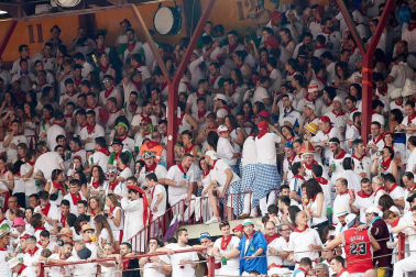 Público asistente a la Plaza de Toros de Pamplona durante la primera corrida de la Feria dle Toro 2018.