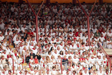 Público asistente a la Plaza de Toros de Pamplona durante la primera corrida de la Feria dle Toro 2018.