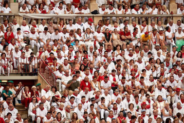 Público asistente a la Plaza de Toros de Pamplona durante la primera corrida de la Feria dle Toro 2018.