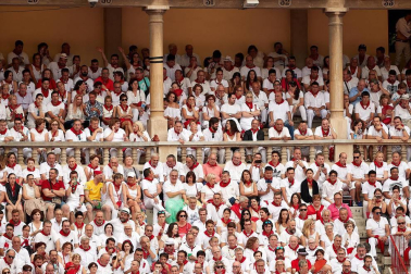 Público asistente a la Plaza de Toros de Pamplona durante la primera corrida de la Feria dle Toro 2018.