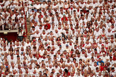 Público asistente a la Plaza de Toros de Pamplona durante la primera corrida de la Feria dle Toro 2018.