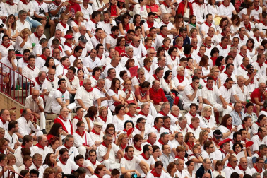 Público asistente a la Plaza de Toros de Pamplona durante la primera corrida de la Feria dle Toro 2018.