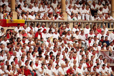 Público asistente a la Plaza de Toros de Pamplona durante la primera corrida de la Feria dle Toro 2018.