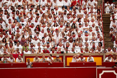Público asistente a la Plaza de Toros de Pamplona durante la primera corrida de la Feria dle Toro 2018.