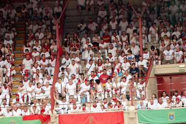Público asistente a la Plaza de Toros de Pamplona durante la primera corrida de la Feria dle Toro 2018.