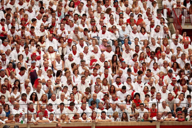 Público asistente a la Plaza de Toros de Pamplona durante la primera corrida de la Feria dle Toro 2018.