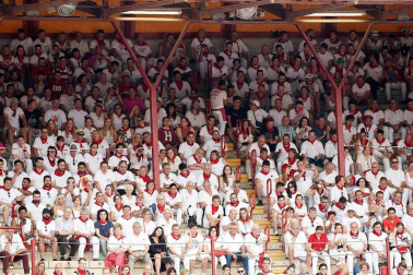 Público asistente a la Plaza de Toros de Pamplona durante la primera corrida de la Feria dle Toro 2018.