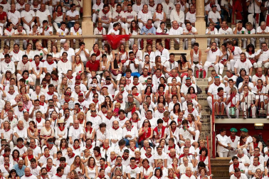 Público asistente a la Plaza de Toros de Pamplona durante la primera corrida de la Feria dle Toro 2018.