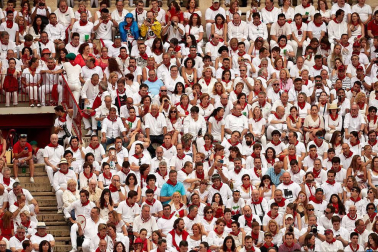 Público asistente a la Plaza de Toros de Pamplona durante la primera corrida de la Feria dle Toro 2018.
