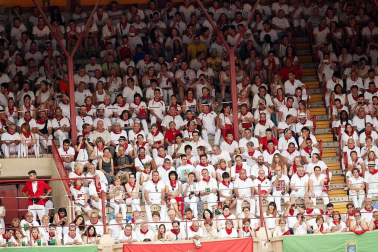 Público asistente a la Plaza de Toros de Pamplona durante la primera corrida de la Feria dle Toro 2018.