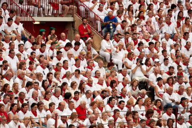 Público asistente a la Plaza de Toros de Pamplona durante la primera corrida de la Feria dle Toro 2018.