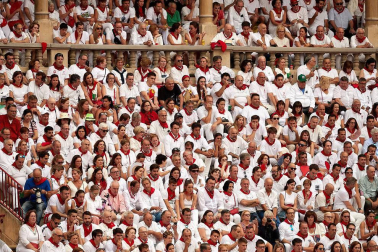 Público asistente a la Plaza de Toros de Pamplona durante la primera corrida de la Feria dle Toro 2018.