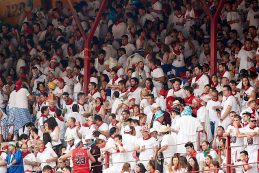 Público asistente a la Plaza de Toros de Pamplona durante la primera corrida de la Feria dle Toro 2018.