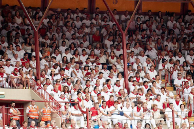 Público asistente a la Plaza de Toros de Pamplona durante la primera corrida de la Feria dle Toro 2018.