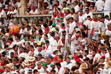 Público asistente a la Plaza de Toros de Pamplona durante la primera corrida de la Feria dle Toro 2018.