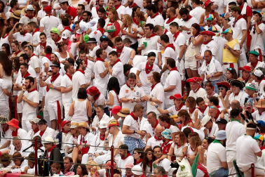 Público asistente a la Plaza de Toros de Pamplona durante la primera corrida de la Feria dle Toro 2018.