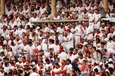 Público asistente a la Plaza de Toros de Pamplona durante la primera corrida de la Feria dle Toro 2018.