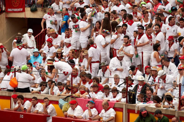 Público asistente a la Plaza de Toros de Pamplona durante la primera corrida de la Feria dle Toro 2018.