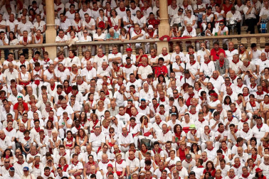 Público asistente a la Plaza de Toros de Pamplona durante la primera corrida de la Feria dle Toro 2018.