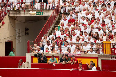 Público asistente a la Plaza de Toros de Pamplona durante la primera corrida de la Feria dle Toro 2018.