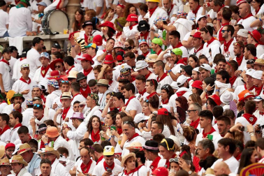 Público asistente a la Plaza de Toros de Pamplona durante la primera corrida de la Feria dle Toro 2018.