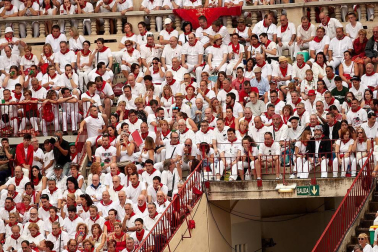 Público asistente a la Plaza de Toros de Pamplona durante la primera corrida de la Feria dle Toro 2018.