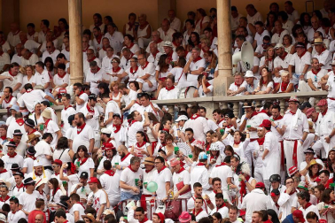 Público asistente a la Plaza de Toros de Pamplona durante la primera corrida de la Feria dle Toro 2018.
