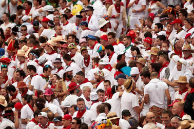 Público asistente a la Plaza de Toros de Pamplona durante la primera corrida de la Feria dle Toro 2018.